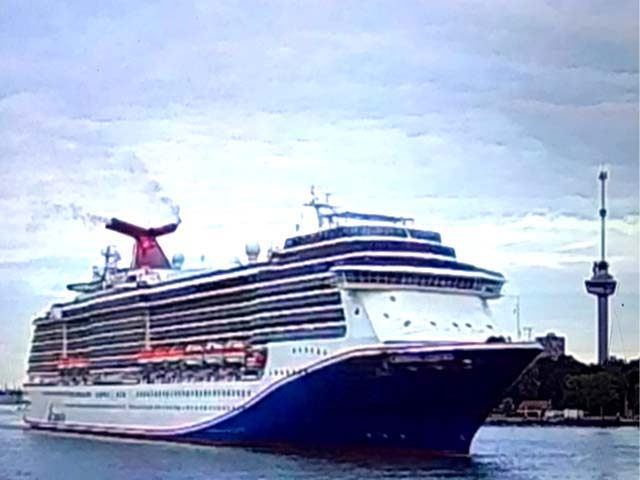 Aankomst Carnival Legend in Rotterdam